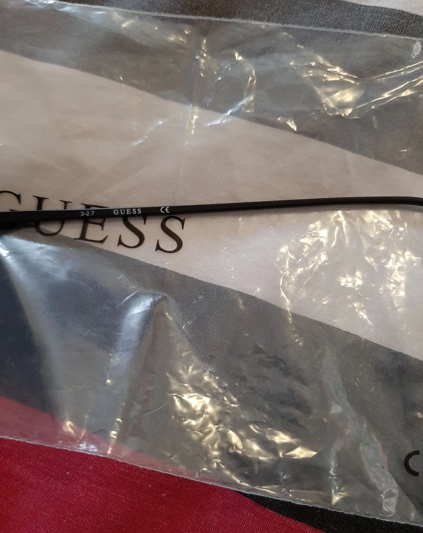 Lunettes de soleil aviateur strass cœur Guess neuves – photo 2